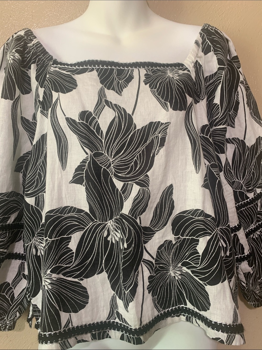 Tahari size L, Black & White Floral Square-Neck Tunic Top NWT